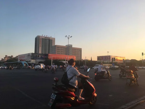 Hombre Mujer Montando Camino Ciudad — Foto de Stock