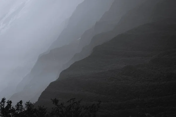 Krajobraz Górski Mgłą Chmurami — Zdjęcie stockowe