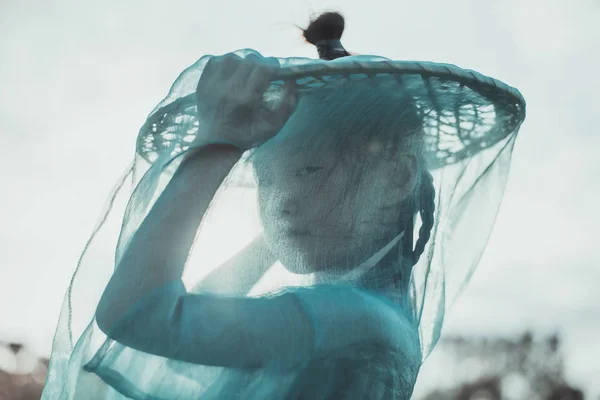 Junge Frau Weißen Kleid Mit Blauem Regenschirm — Stockfoto