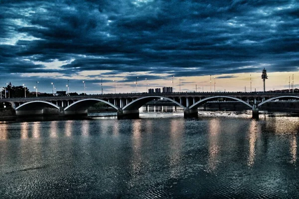 Die Brücke Über Den Fluss — Stockfoto