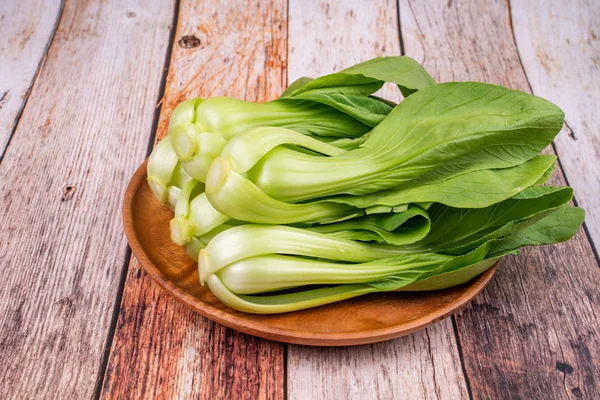 Frischer Grüner Rettich Auf Holzgrund — Stockfoto