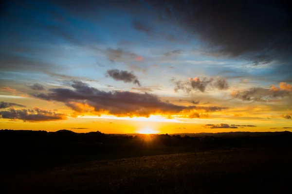 Sonnenuntergang Über Dem Feld — Stockfoto