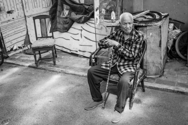 Viejo Con Sombrero Una Capa Negra — Foto de Stock