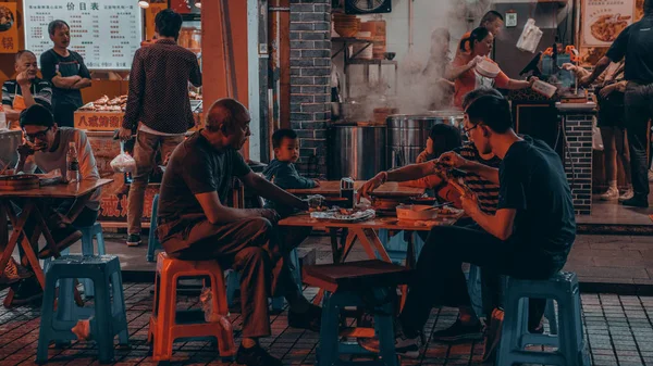 Lidé Kavárně Posezení Židlích Popíjení Kávy — Stock fotografie