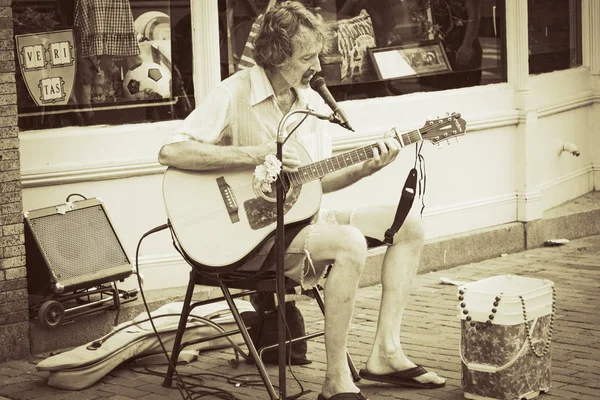 Hombre Tocando Guitarra Habitación — Foto de Stock