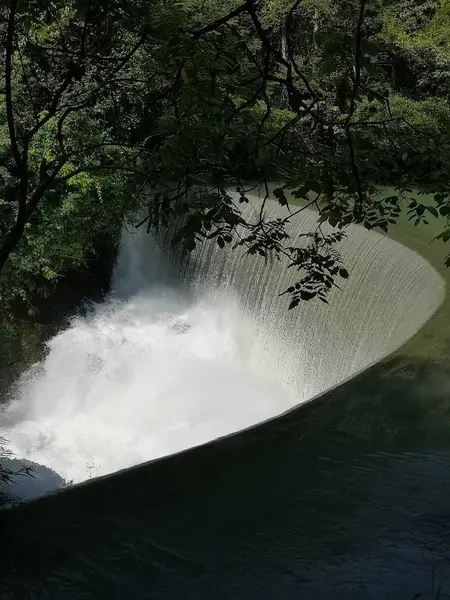 Hermoso Paisaje Con Una Cascada Fondo — Foto de Stock