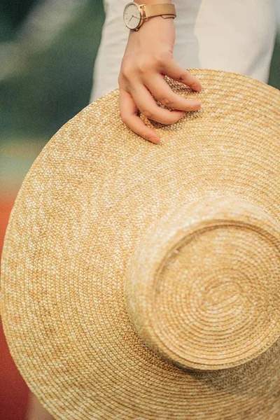 Conceito Férias Verão Mulher Segurando Chapéu Palha Chinelos Praia Fotos De Bancos De Imagens Sem Royalties