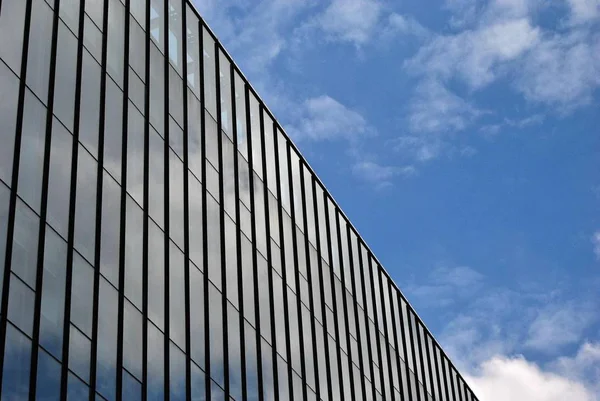 Edificio Moderno Con Nubes — Foto de Stock