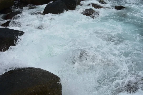 Olas Chocando Contra Las Rocas — Foto de Stock