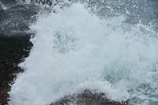 Salpicaduras Agua Las Rocas —  Fotos de Stock