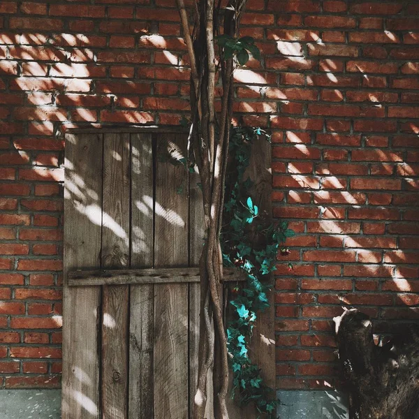 Vieja Puerta Metal Oxidado Una Casa — Foto de Stock