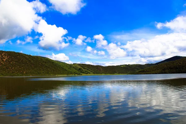 Hermoso Paisaje Con Lago Montañas — Foto de Stock