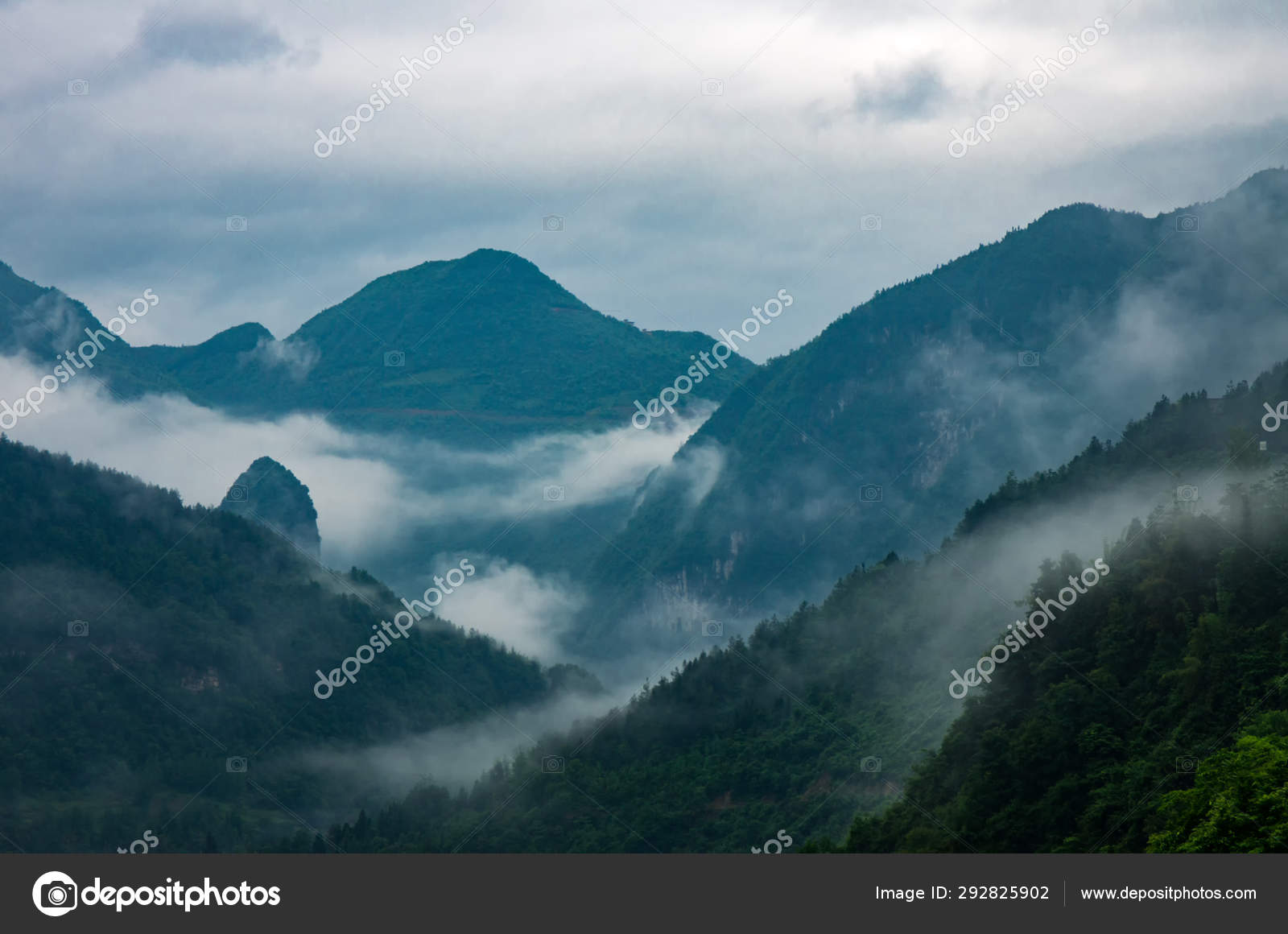 Schone Berglandschaft Mit Wolken Und Nebel Stockfoto C Imaginechina Tuchong