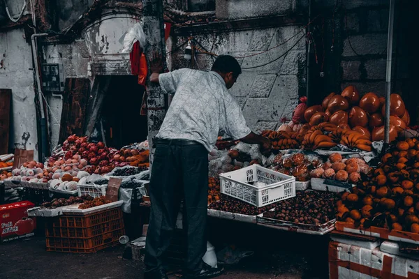 Vendedor Está Vendiendo Verduras Mercado — Foto de Stock