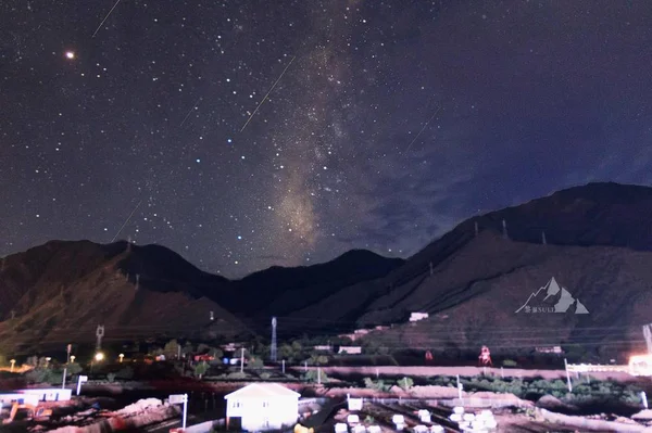 Paisaje Nocturno Con Montañas Estrellas — Foto de Stock