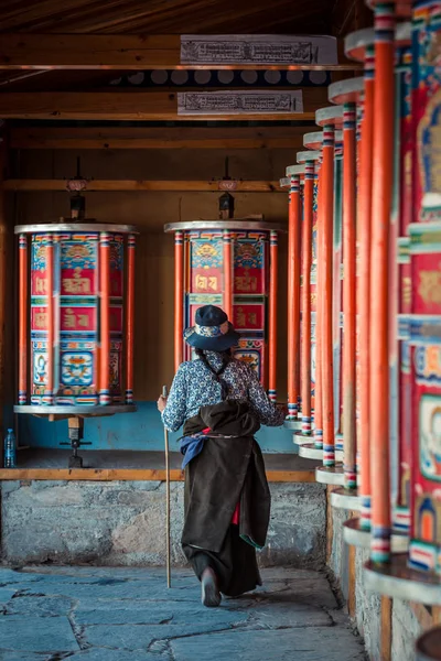 Mujer Vestido Chino Tradicional Con Ventilador Fondo Del Edificio Viejo — Foto de Stock