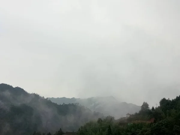 Paisaje Montaña Con Niebla Nubes — Foto de Stock