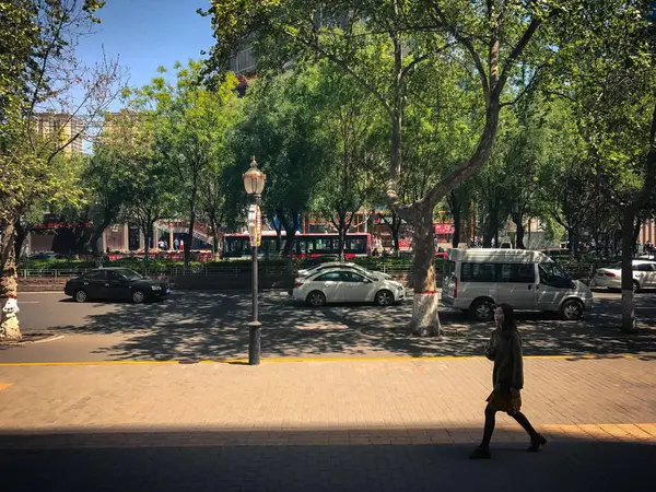 Mujer Caminando Parque Con Una Mochila — Foto de Stock