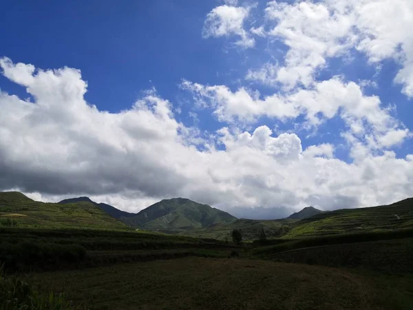 Paisaje Montaña Con Nubes Cielo Azul — Foto de Stock