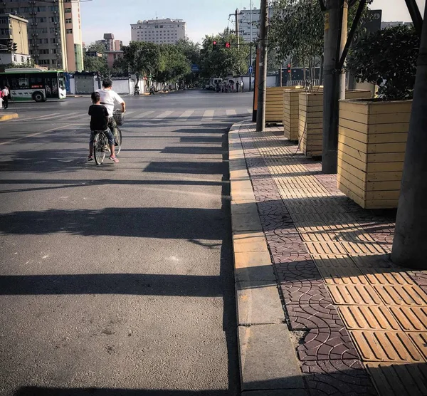 Peatonal Cruzando Ciudad — Foto de Stock