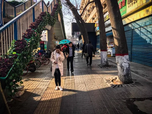 Chica Camina Por Ciudad Barcelona — Foto de Stock