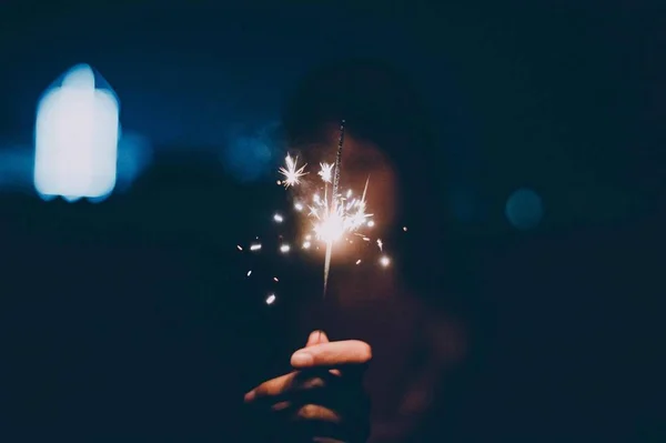 Jovem Mulher Segurando Sparklers Noite — Fotografia de Stock