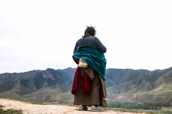 Mujer Una Bufanda Azul Con Una Capucha Fondo Las Montañas — Foto de Stock