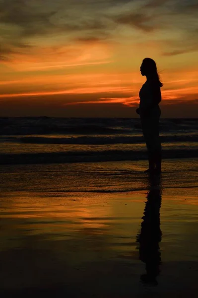 Silhueta Uma Mulher Praia Pôr Sol — Fotografia de Stock