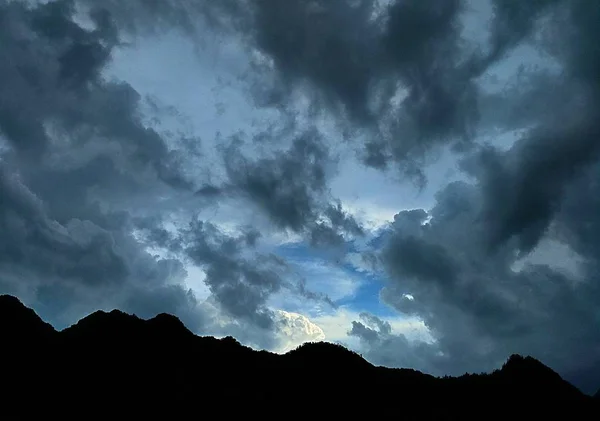 Nuvens Nas Montanhas — Fotografia de Stock
