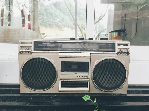 Radio Vintage Sobre Mesa — Foto de Stock