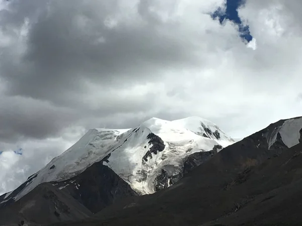 Paisaje Montaña Con Nieve Nubes — Foto de Stock