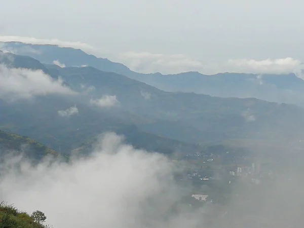 Paisaje Montaña Con Nubes Niebla — Foto de Stock