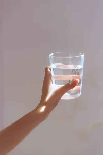 Mujer Sosteniendo Vaso Agua Sobre Fondo Claro — Foto de Stock