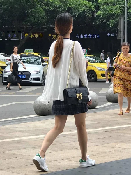 Mujer Joven Vestido Negro Con Una Mochila Calle — Foto de Stock