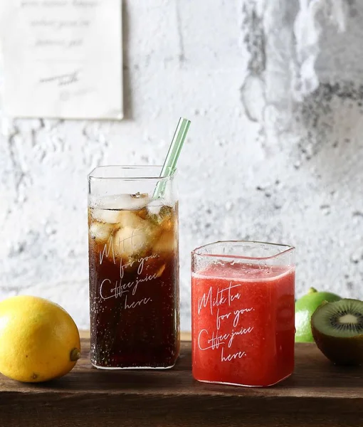 Vaso Jugo Fresco Con Manzanas Menta Sobre Fondo Madera — Foto de Stock