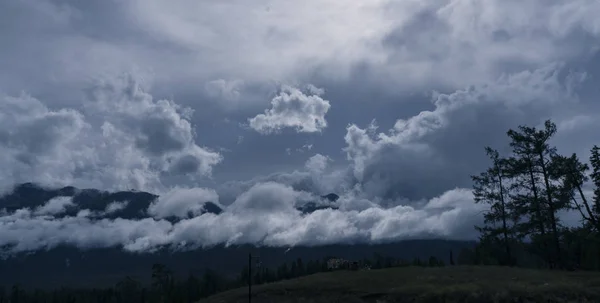 Nuvole Tempesta Montagna — Foto Stock