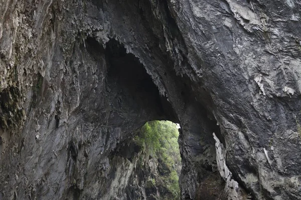 Caverna Nas Montanhas — Fotografia de Stock