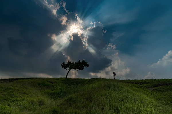 木々や嵐の雲に囲まれた美しい風景 — ストック写真