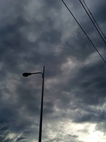 Una Vista Poste Poder Con Cielo Nublado — Foto de Stock