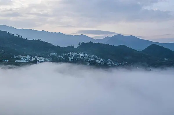 Paisaje Montaña Con Niebla Nubes — Foto de Stock