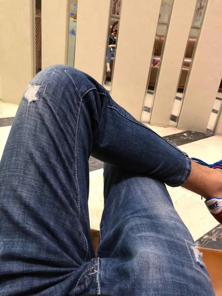 Hombre Una Camisa Azul Pantalones Cortos Jeans Está Pie Techo — Foto de Stock