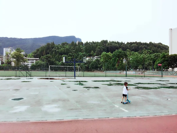 Mujer Joven Parque Con Una Scooter — Foto de Stock