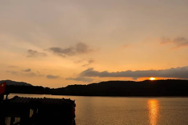 Puesta Sol Sobre Lago — Foto de Stock