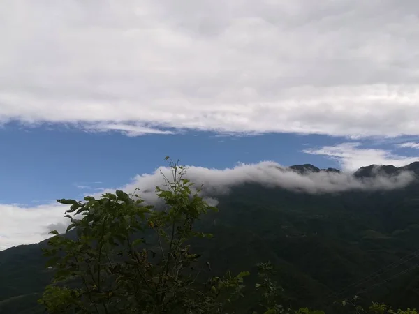 Paisaje Montaña Con Nubes Cielo Azul — Foto de Stock