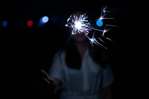 Mujer Joven Sosteniendo Una Chispa Noche — Foto de Stock