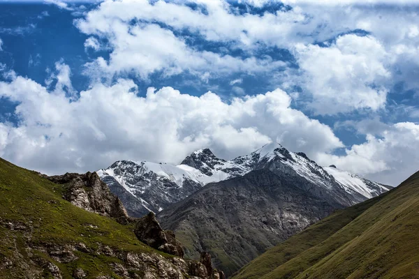 Paisaje Montaña Con Nubes Cielo Azul — Foto de Stock