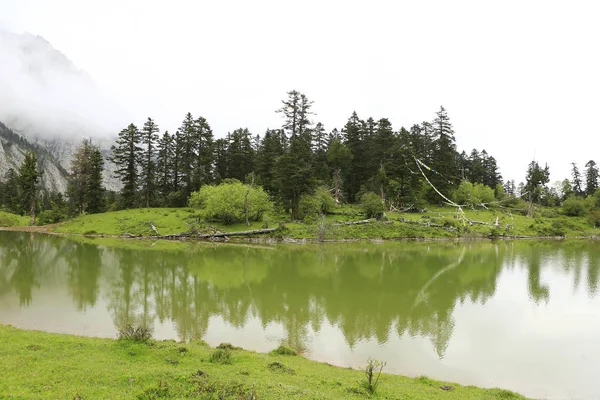 Lago Las Montañas — Foto de Stock