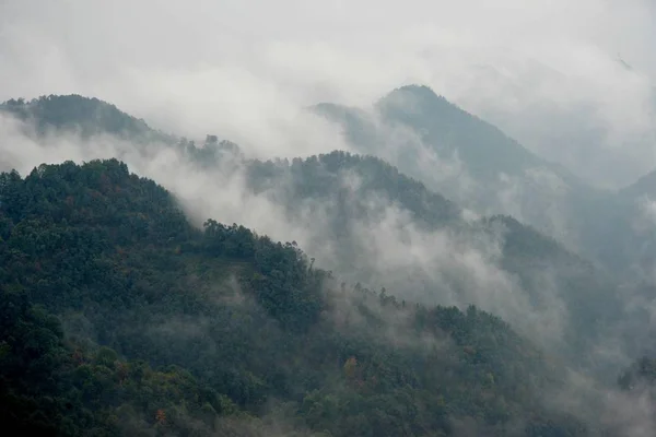 Paisagem Montanhosa Com Nevoeiro Nuvens — Fotografia de Stock