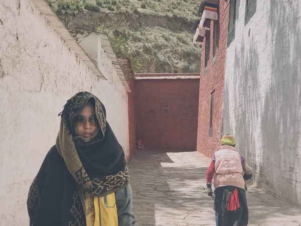 Mujer Joven Vestido Rojo Con Una Mochila Calle — Foto de Stock