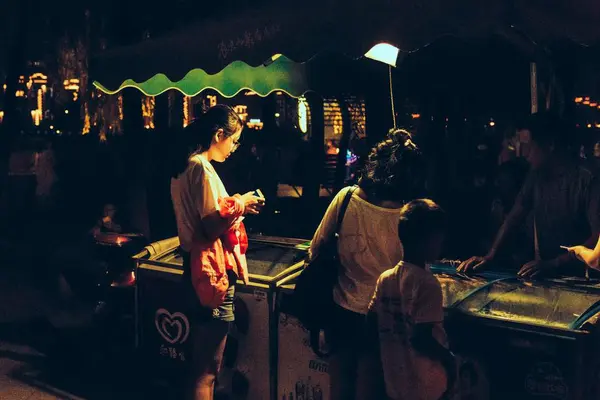 Pareja Joven Ciudad Noche — Foto de Stock